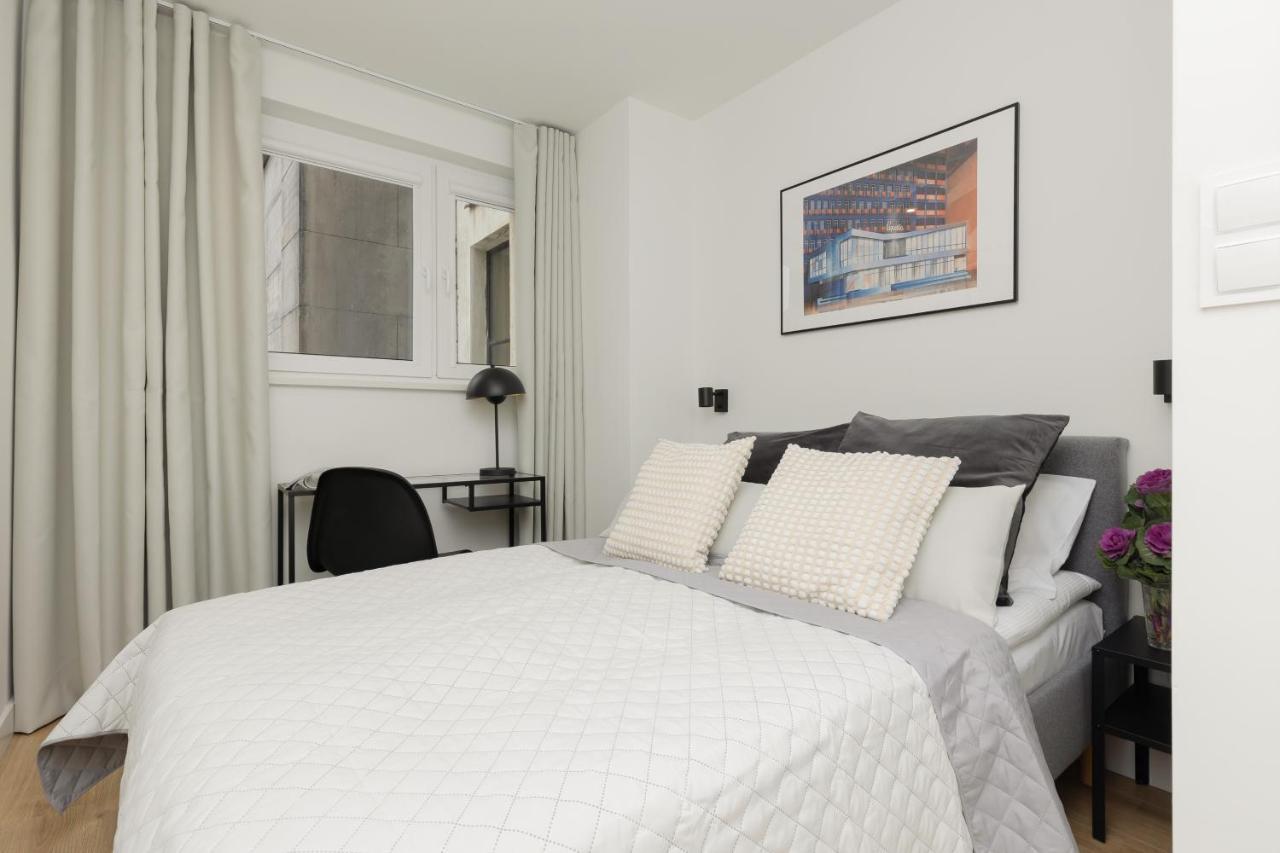 Heart Of Metro Swietokrzyska By Renters Apartment Warschau